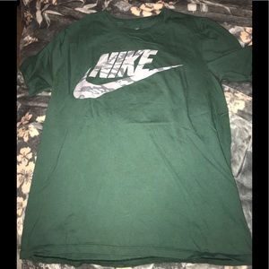 Men’s green Nike came logo tee